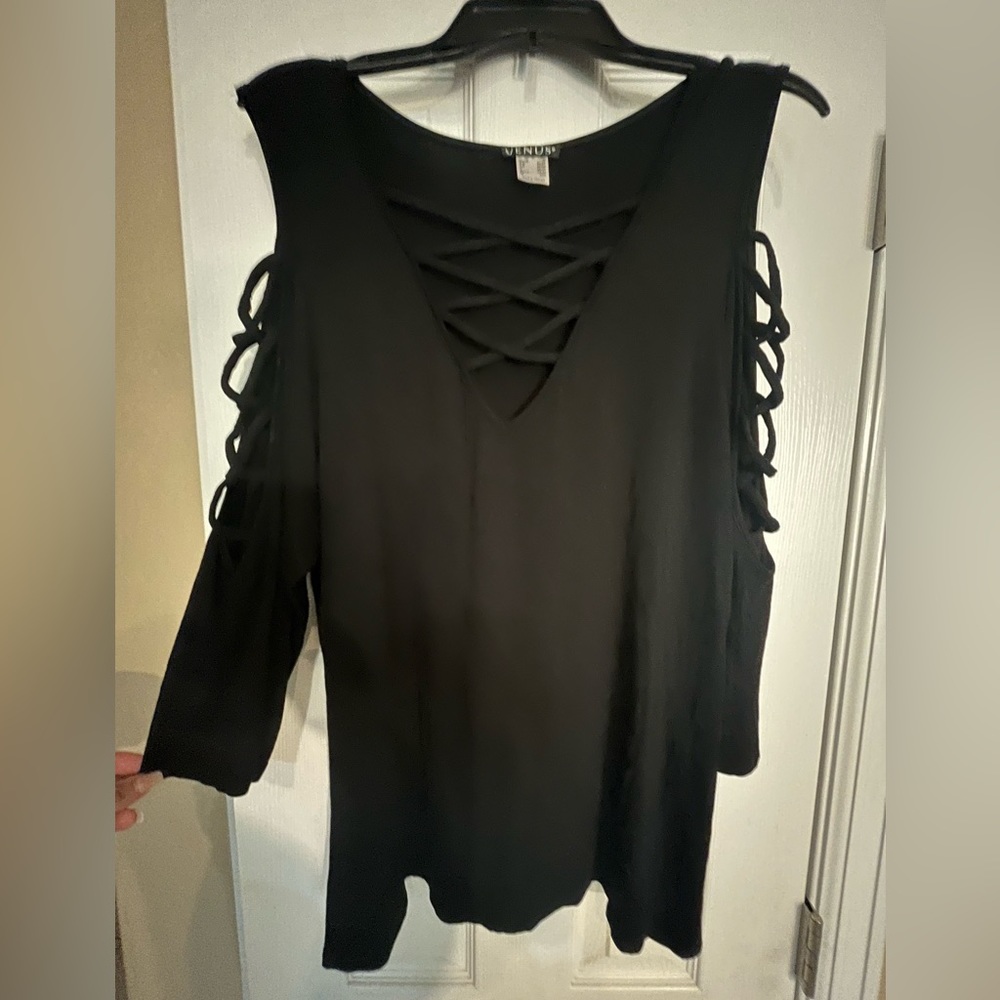 Size 1x Venus strappy cold shoulder top.